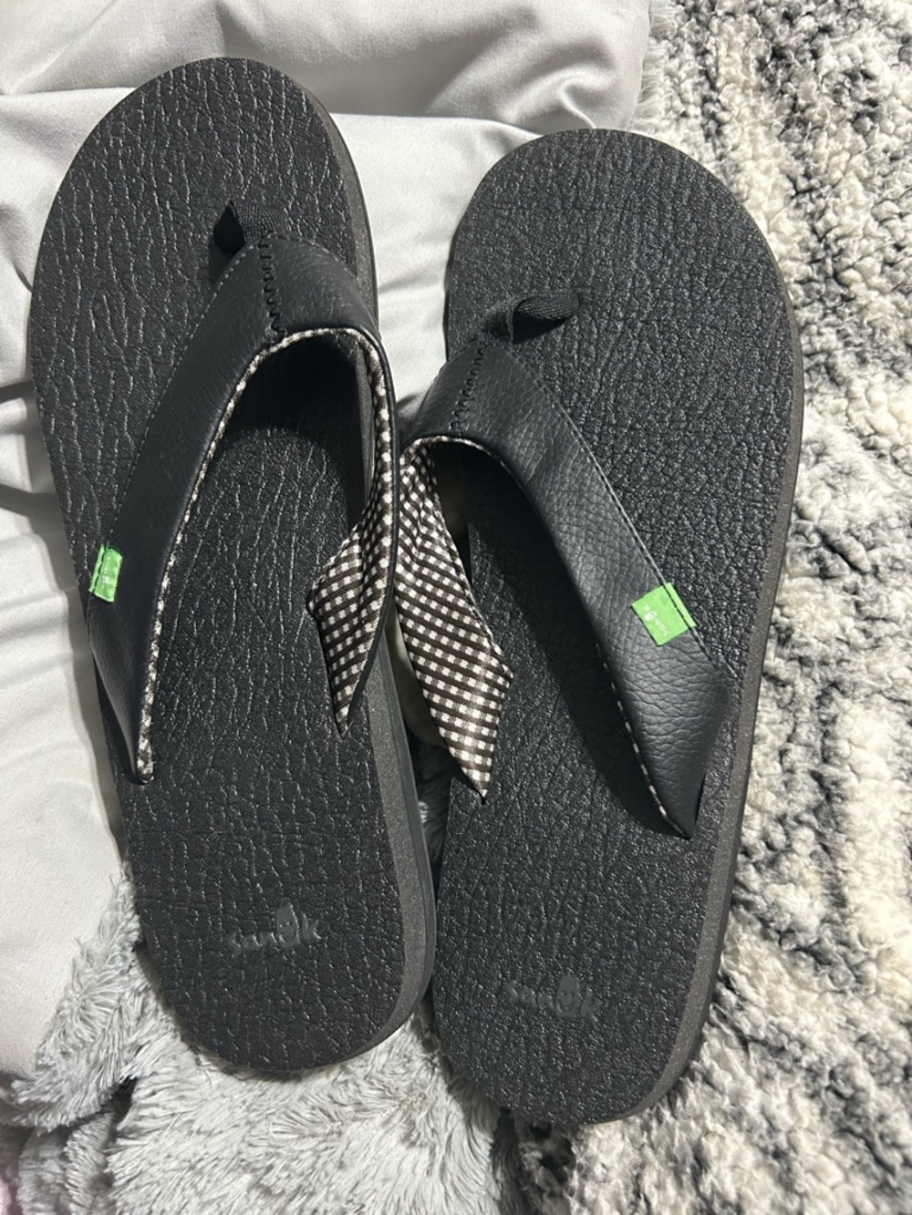 Sanuk yoga flip flop sandals black size 10